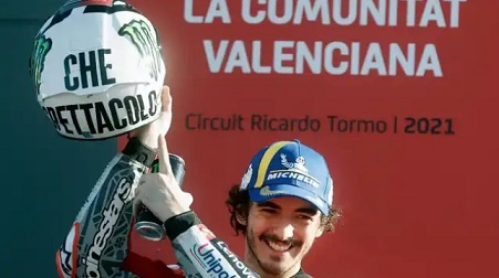  Pecco Bagnaia en el homenaje a Valentino Rossi